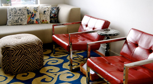 Phòng khách ấn tượng với ghế sofa đỏ - 11