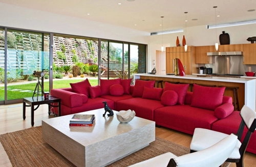 Phòng khách ấn tượng với ghế sofa đỏ - 2