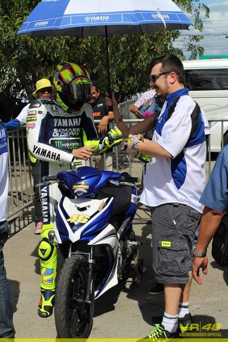 Rossi chạy exciter cùng yamaha giúp đỡ nạn nhân bão yolanda - 4