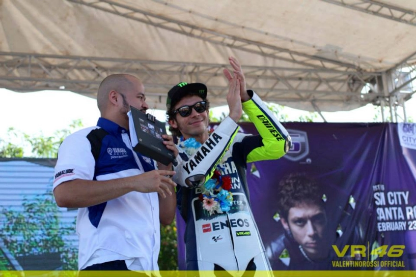 Rossi chạy exciter cùng yamaha giúp đỡ nạn nhân bão yolanda - 8