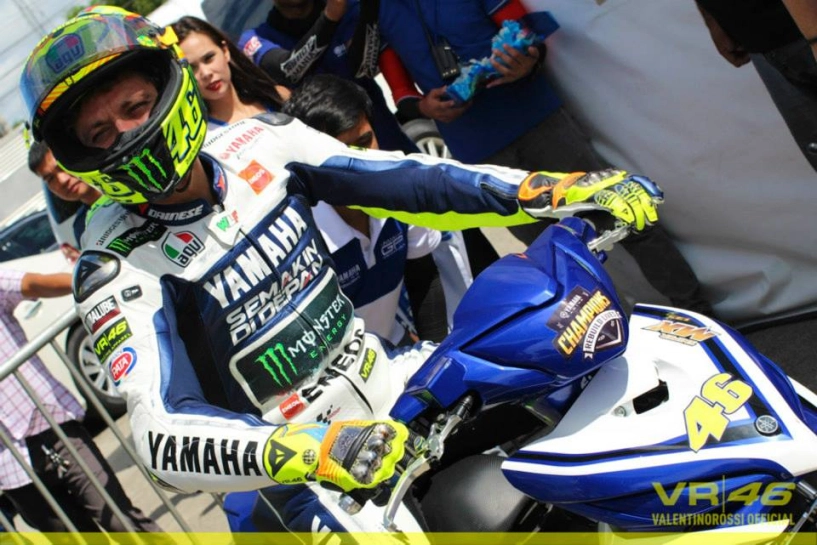 Rossi chạy exciter cùng yamaha giúp đỡ nạn nhân bão yolanda - 5