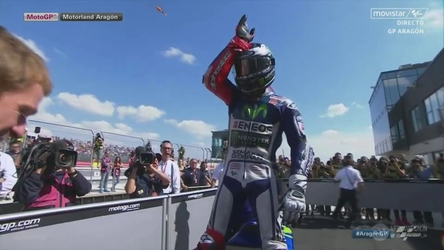 Rossi đành ngậm ngùi nhìn pedrosa chạm vạch đích trước mình - 7