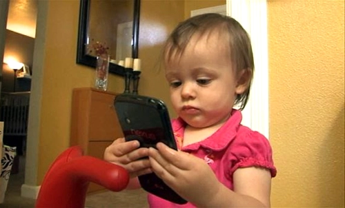Sạc điện thoại cũng nguy hiểm với trẻ - 1