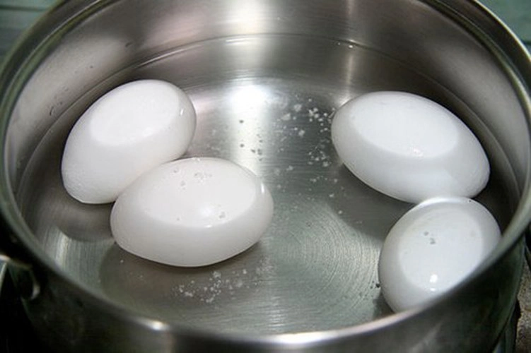Sai lầm khi luộc trứng gà vô cùng tai hại cần loại bỏ ngay - 1