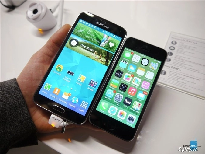 Samsung galaxy s5 và iphone 5s kẻ tám lạng người nửa cân - 4