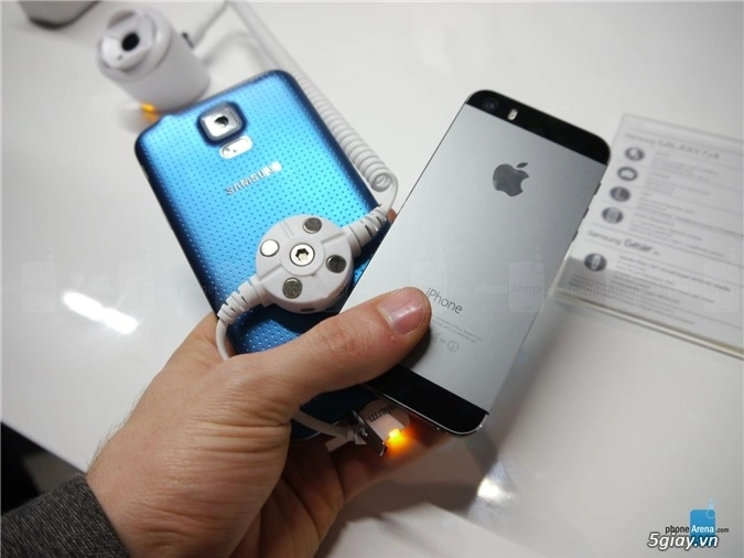 Samsung galaxy s5 và iphone 5s kẻ tám lạng người nửa cân - 6
