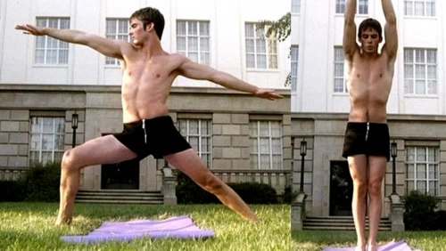 Sao nam hollywood duy trì cơ thể săn chắc nhờ yoga - 6