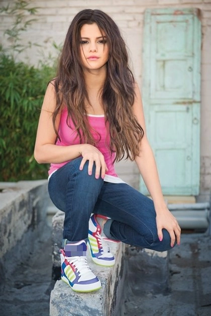 Selena gomez tươi trẻ với đồ thể thao - 3