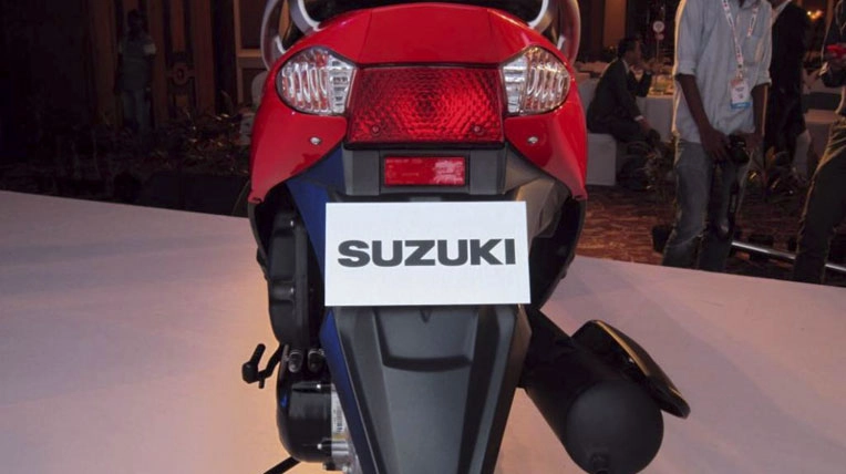 Suzuki lets xe tay ga giá gần 17 triệu đồng - 2