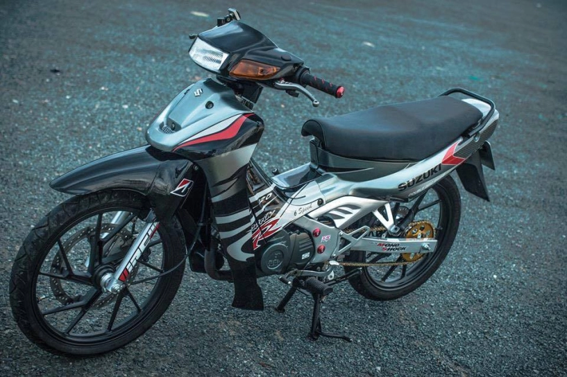 Suzuki satria độ đồ chơi hàng hiệu khoe dáng - 1