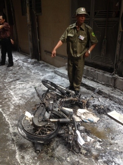 Suzuki viva bị trơ khung sau khi bốc cháy dữ dội kèm phát nổ - 2
