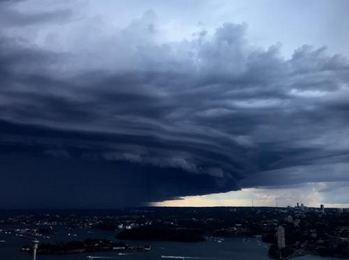 Sydney tối sầm trong mây bão - 8