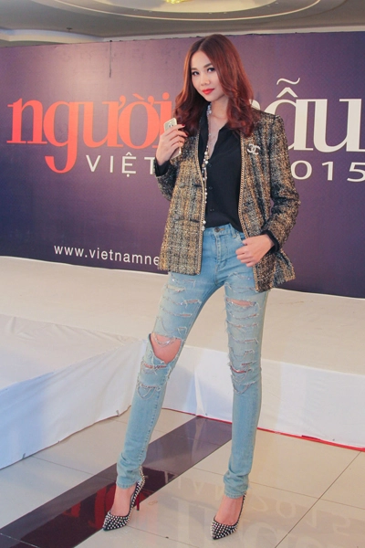 Thanh hằng diện quần jeans rách chấm thi - 2