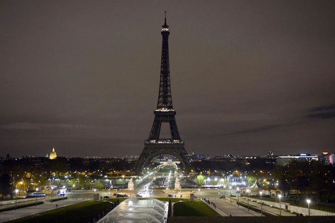 Tháp eiffel lên đèn trở lại đón du khách sau vụ khủng bố - 1