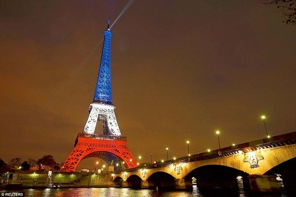 Tháp eiffel lên đèn trở lại đón du khách sau vụ khủng bố - 5