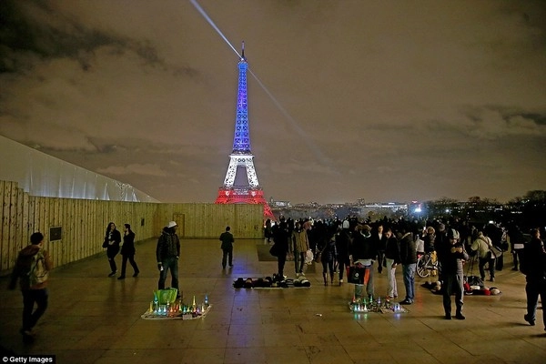 Tháp eiffel lên đèn trở lại đón du khách sau vụ khủng bố - 7