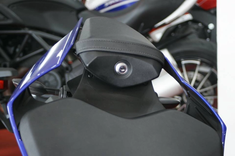 Thiết kế khó hiểu trên chiếc yamaha r1 2015 - 2