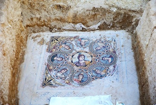 Thổ nhĩ kỳ khai quật bức tranh ghép 2000 tuổi dưới lòng đất - 4