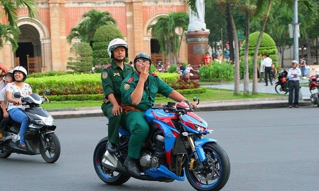 Thú chơi xe phân khối lớn độc lạ của biker 1996 - 7