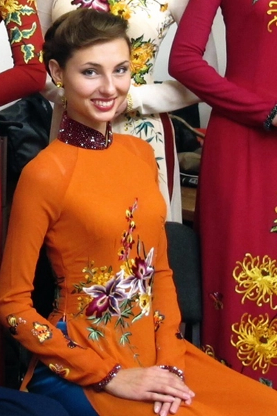 Thu hằng mặc áo dài rạng rỡ bên người mẫu ukraine - 5