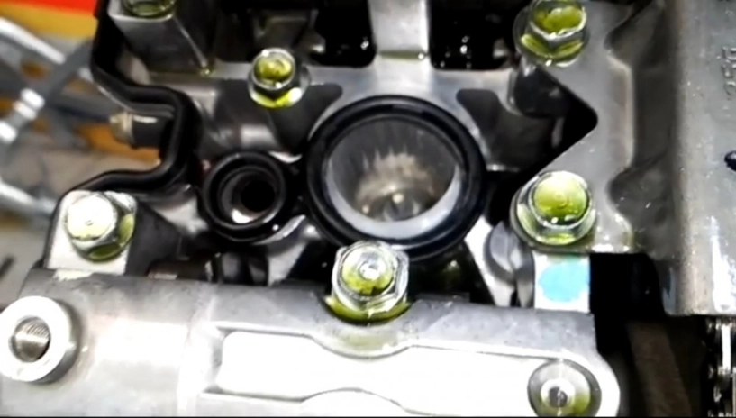 Thử phân biệt bên trong đầu bò xe raider và fx125 nhà suzuki - 2