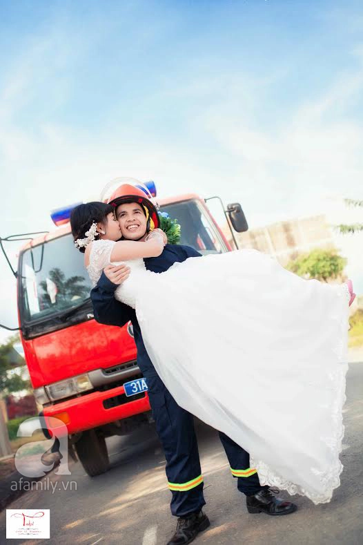 Tình yêu 7 năm tuyệt đẹp của chàng lính cứu hỏa trong bộ ảnh cưới gây sốt - 6