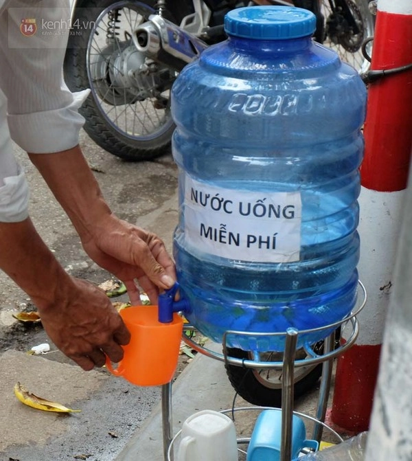 Trà đá nước lọc miễn phí cho người nghèo giữa những ngày hà nội 40 độ c - 5