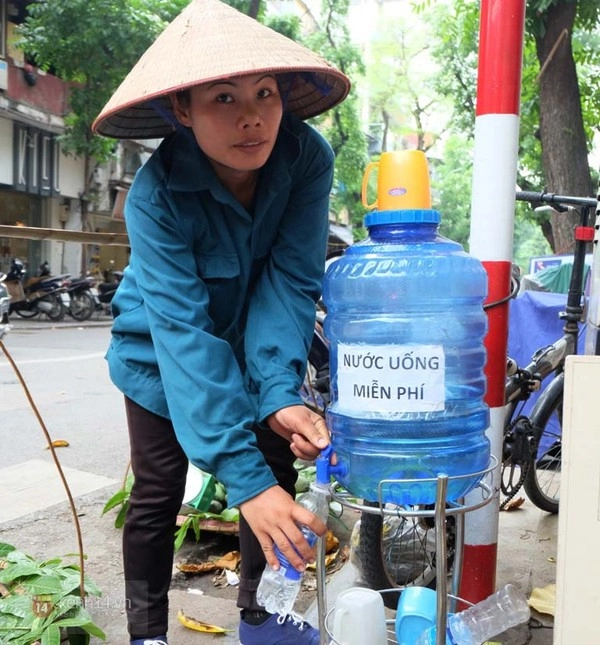 Trà đá nước lọc miễn phí cho người nghèo giữa những ngày hà nội 40 độ c - 7