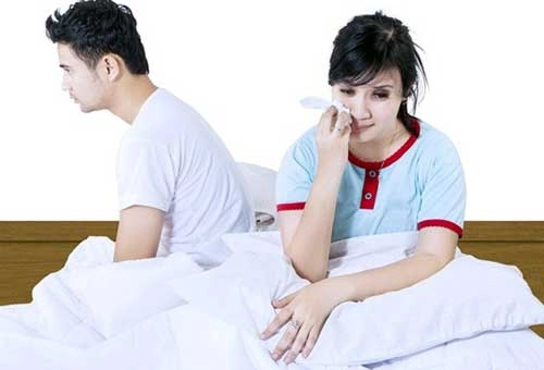 Uất hận khi bắt gặp tình cũ của vợ sắp cưới trốn trong tủ vải - 1