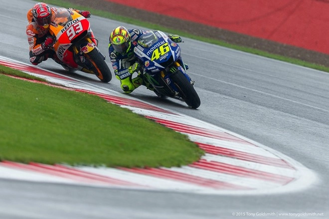 Valentino rossi làm chủ đường ngày mưa trong chặng 12 motogp 2015 - 2