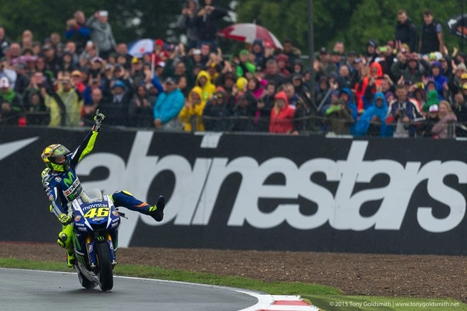 Valentino rossi làm chủ đường ngày mưa trong chặng 12 motogp 2015 - 4