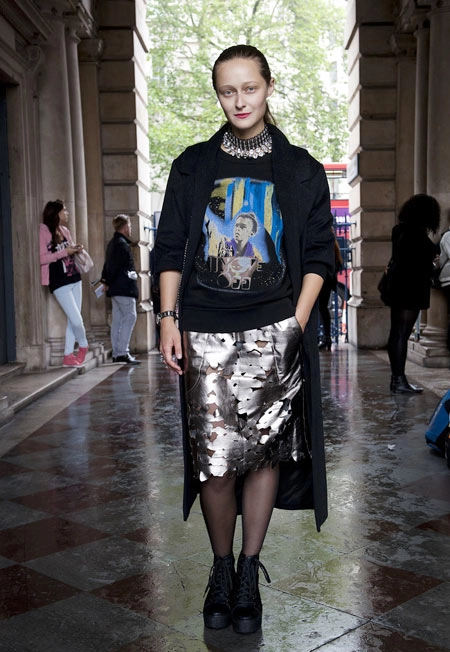  váy áo thời thượng trên đường phố london fashion week - 9