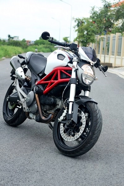 Vẻ đẹp ducati monster độ hoa văn carbon ở sài gòn - 2