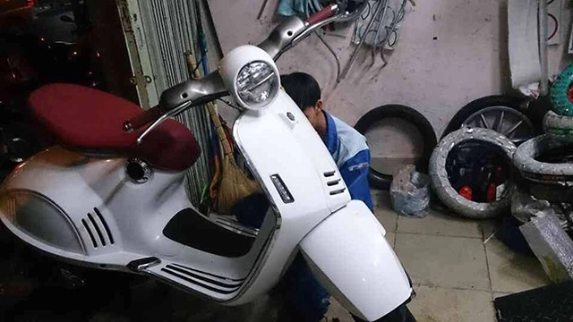 Vespa 946 phiên bản màu trắng do chính tay thợ việt nam sản xuất - 8