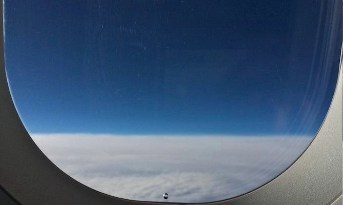 Vì sao cửa sổ trên máy bay chỉ là một lỗ nhỏ - 1
