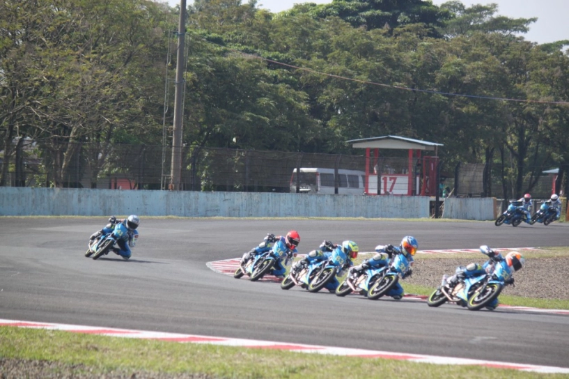 Vòng 2 giải đua xe gắn máy suzuki asian challenge tại đường đua sentul - indonesia - 11