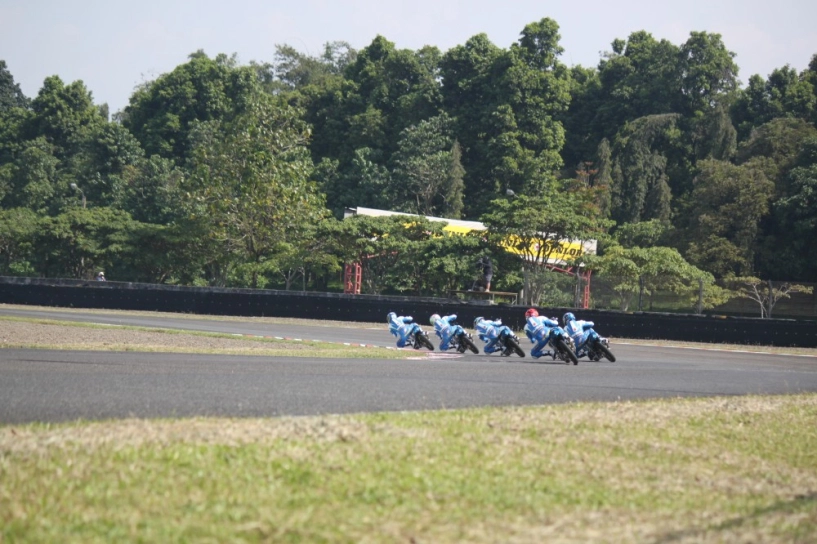 Vòng 2 giải đua xe gắn máy suzuki asian challenge tại đường đua sentul - indonesia - 12