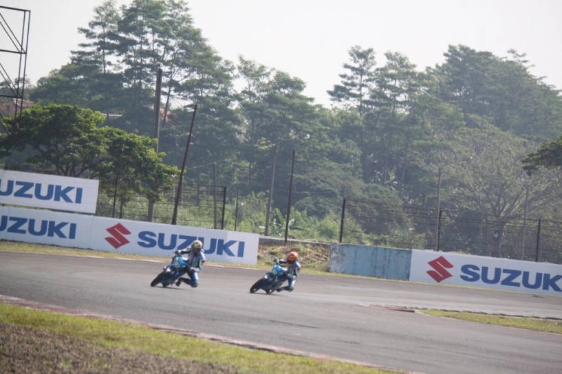 Vòng 2 giải đua xe gắn máy suzuki asian challenge tại đường đua sentul - indonesia - 13