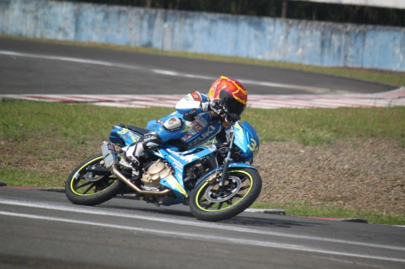 Vòng 2 giải đua xe gắn máy suzuki asian challenge tại đường đua sentul - indonesia - 14