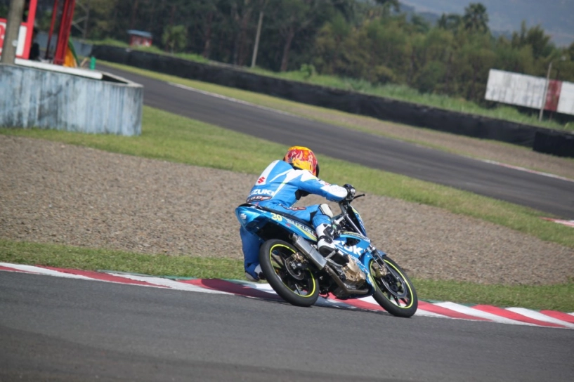 Vòng 2 giải đua xe gắn máy suzuki asian challenge tại đường đua sentul - indonesia - 16