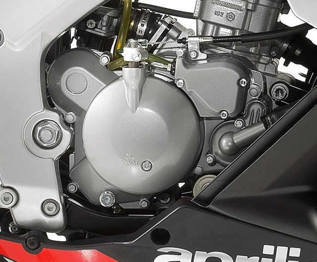 Xe 2 thì đẳng cấp chủa aprilia cho nam sinh đèo người yêu - 3