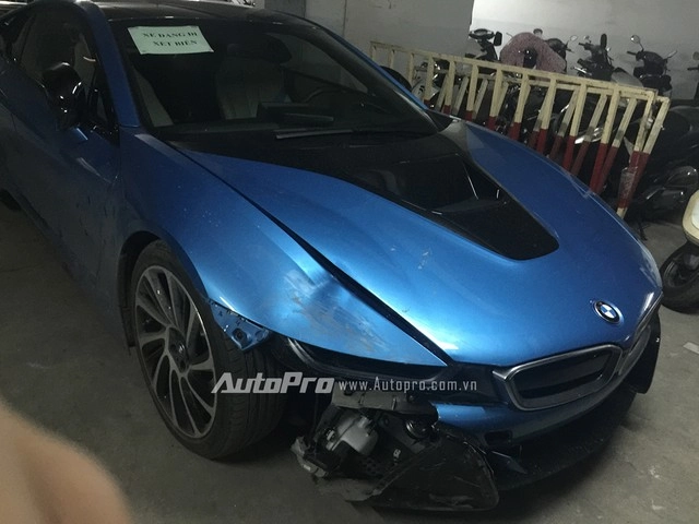 Xe tiền tỉ bmw i8 bị vỡ đầu trước khi được nhập hộ khẩu - 3