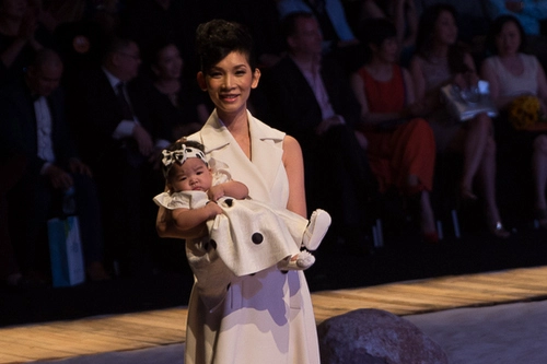 Xuân lan bế con gái diễn catwalk - 3