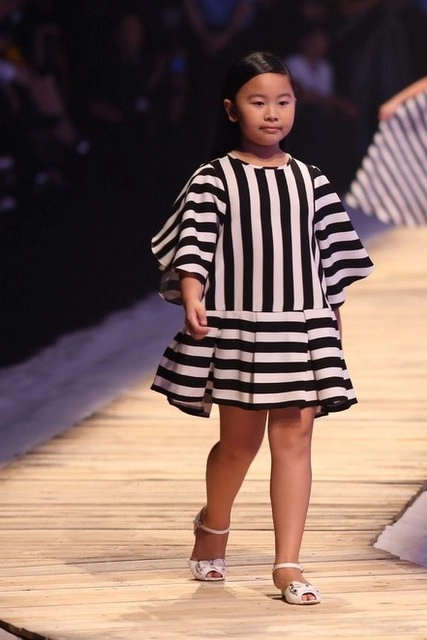 Xuân lan bế con gái diễn catwalk - 6