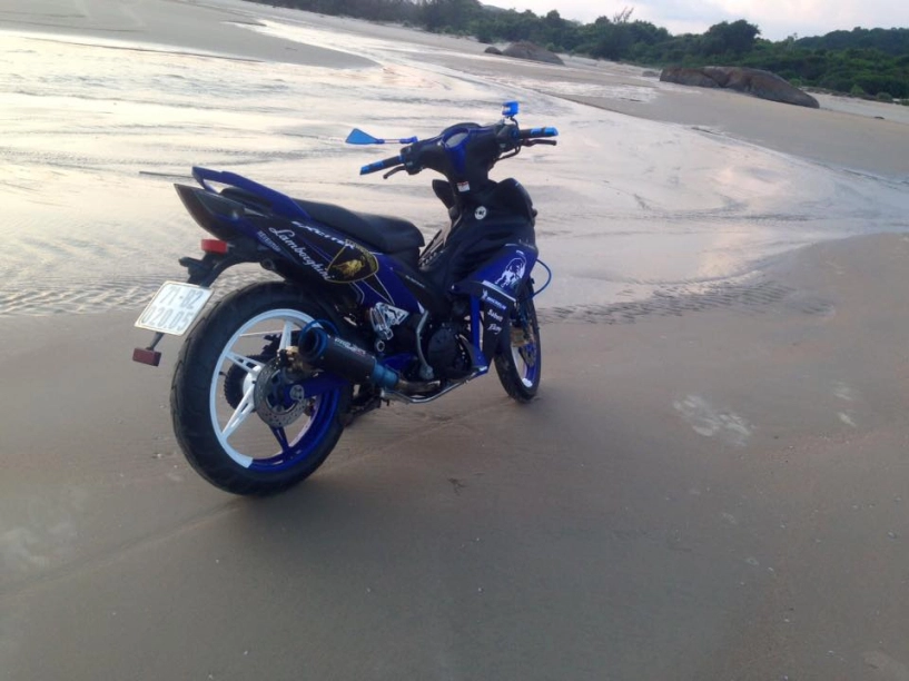 Yamaha exciter một mình trên bãi biển - 1