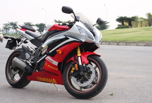 Yamaha r6 ngựa hoang khó cầm cương - 1