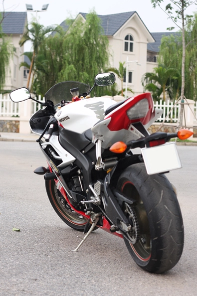 Yamaha r6 ngựa hoang khó cầm cương - 8