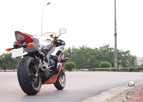 Yamaha r6 ngựa hoang khó cầm cương - 9