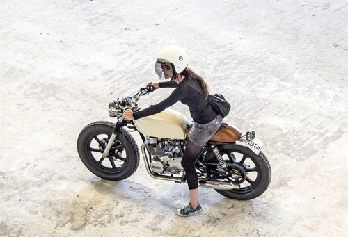 Yamaha xs250 viên kim cương tracker của nữ biker xinh đẹp - 9
