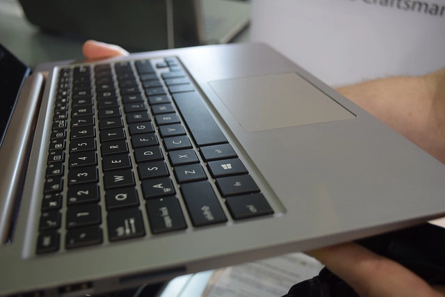 Zenbook ux303 laptop có thiết kế đẹp mỏng và nhẹ - 4